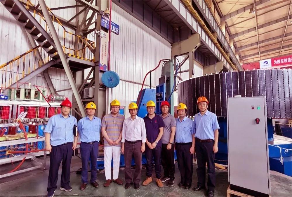 湘電股份與華中科技大學聯(lián)合研制的國內首臺(套)大型永磁電機整體充磁設備研制成功.jpg 湘電股份與華中科技大學聯(lián)合研制的國內首臺(套)大型永磁電機整體充磁設備研制成功.jpg